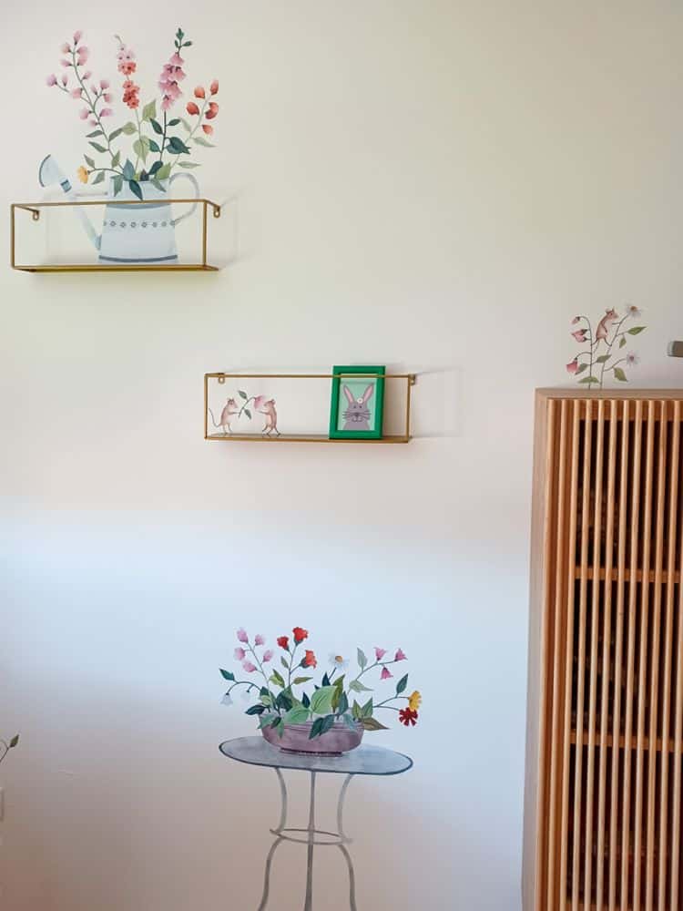 Behang met bloemen, vlinders, muisjes